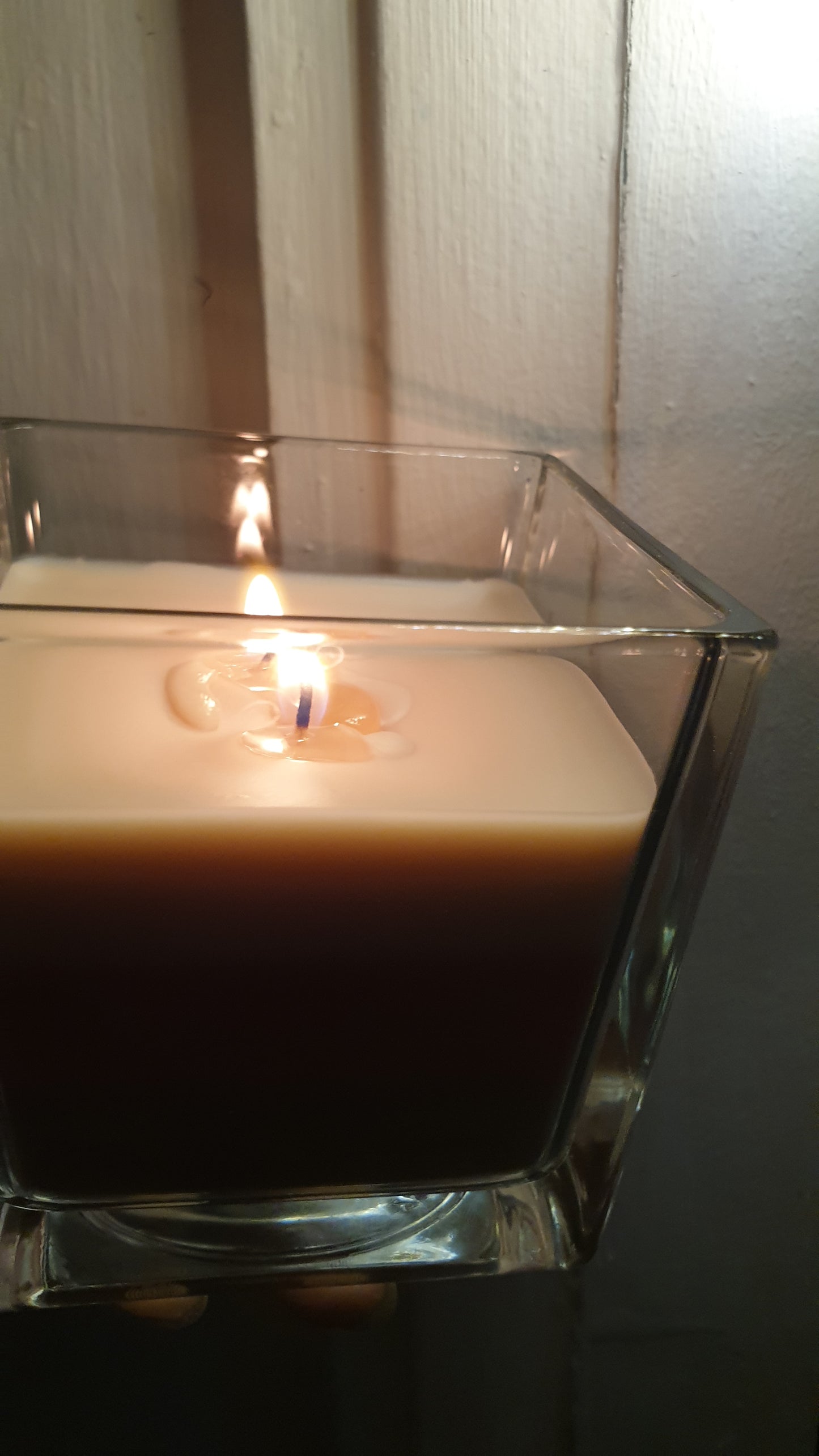 AURA APPLE AND CINNAMON SCENTED CANDLE