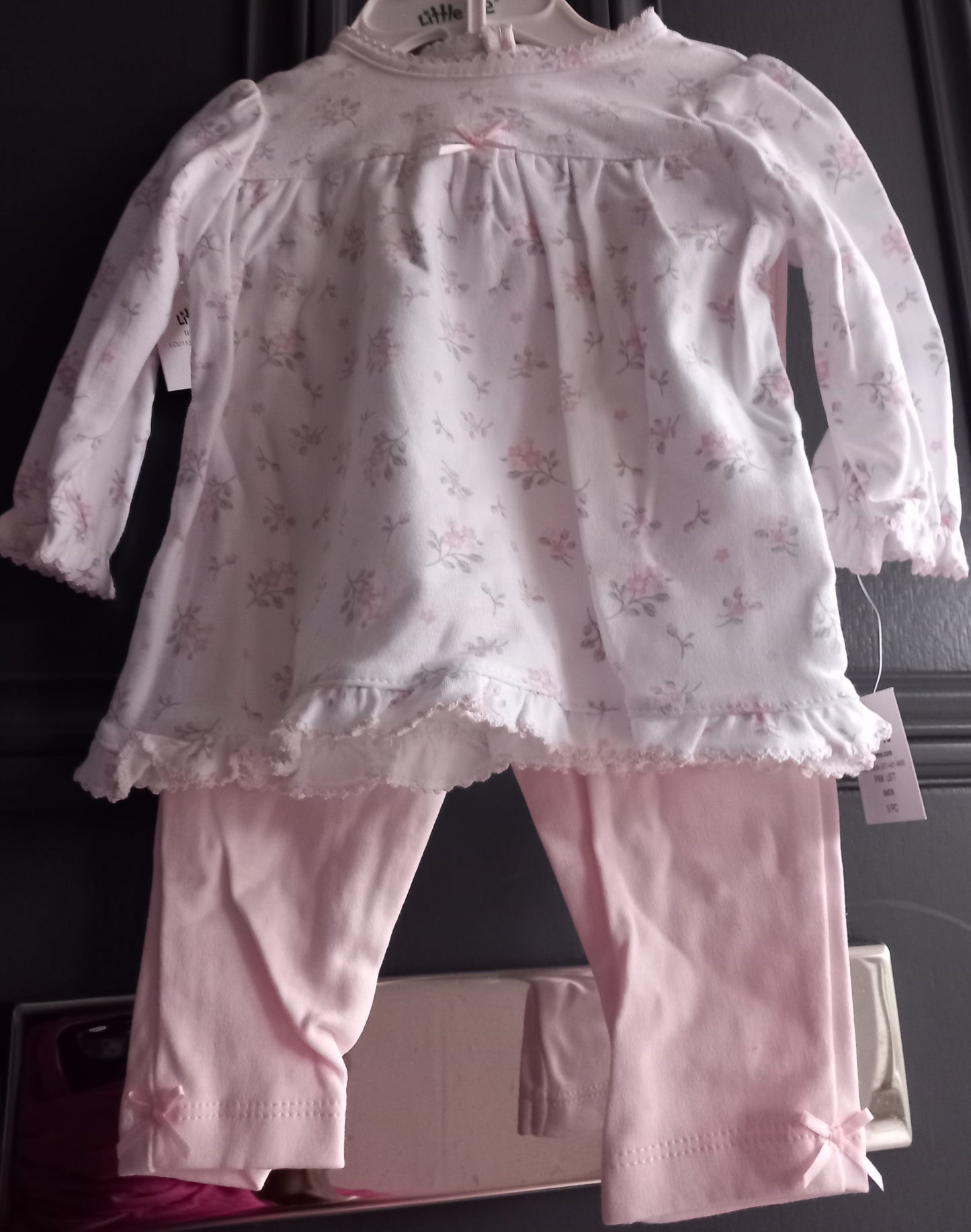 6 MTHS BABY 2 PIECE CREAM FLORAL TOP AND LEGGINGS