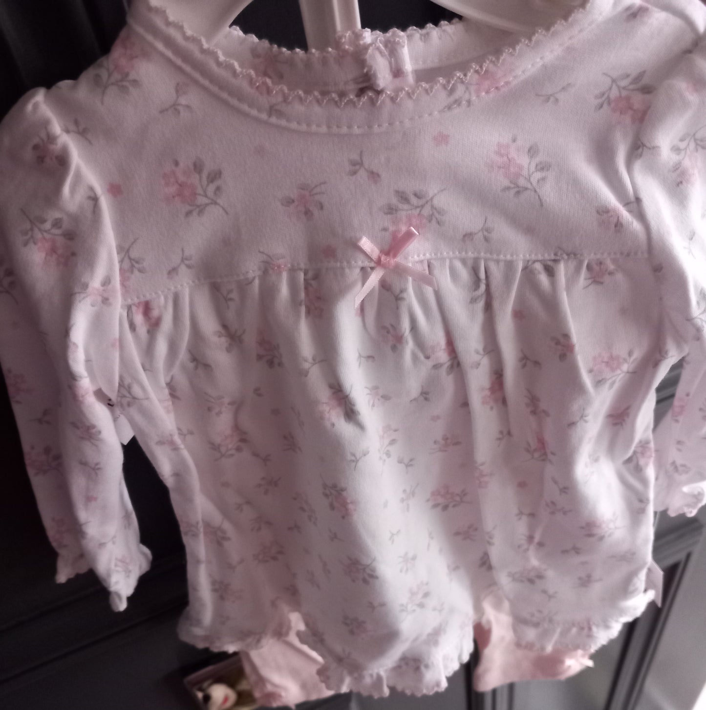 6 MTHS BABY 2 PIECE CREAM FLORAL TOP AND LEGGINGS