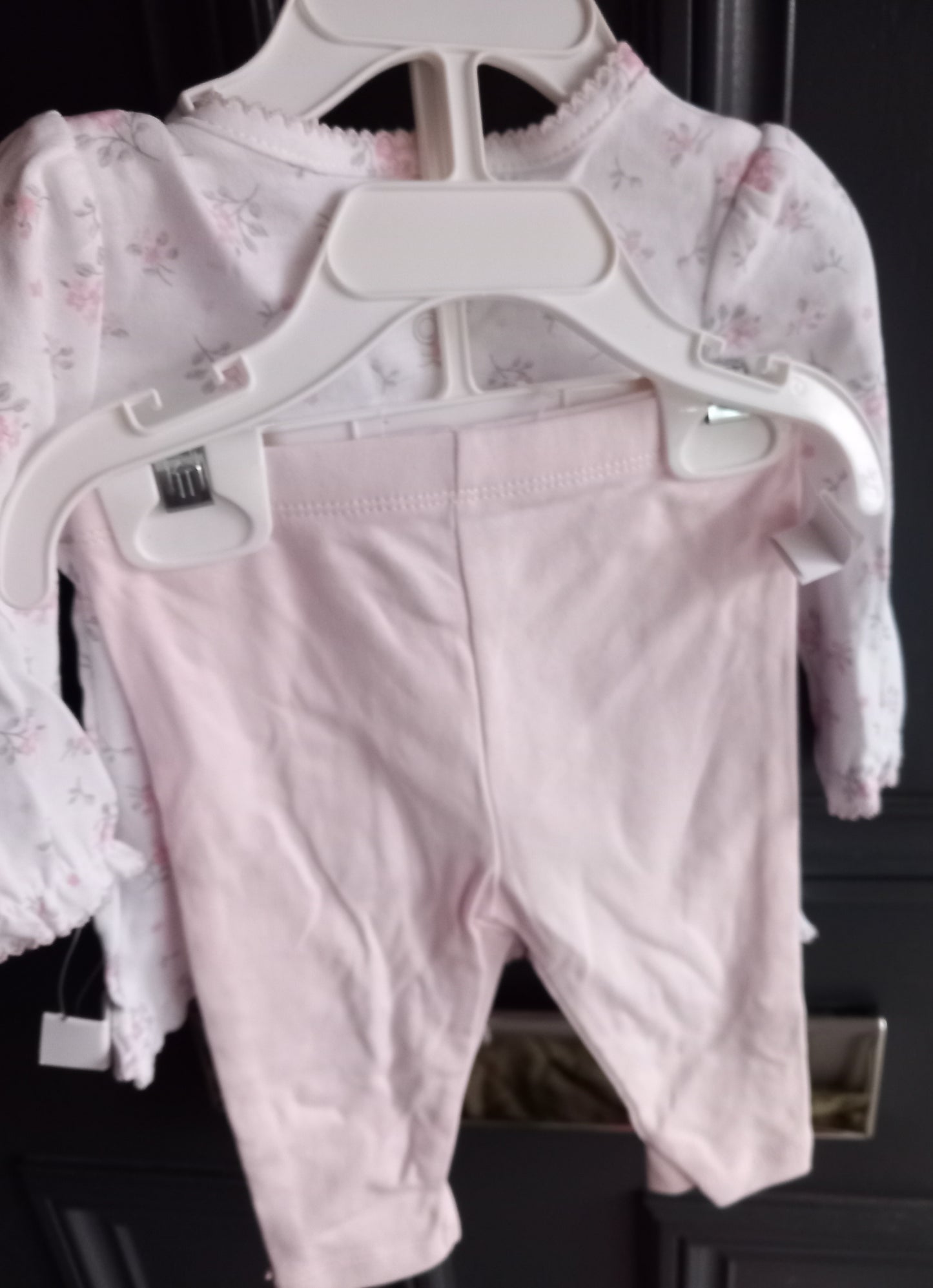 6 MTHS BABY 2 PIECE CREAM FLORAL TOP AND LEGGINGS