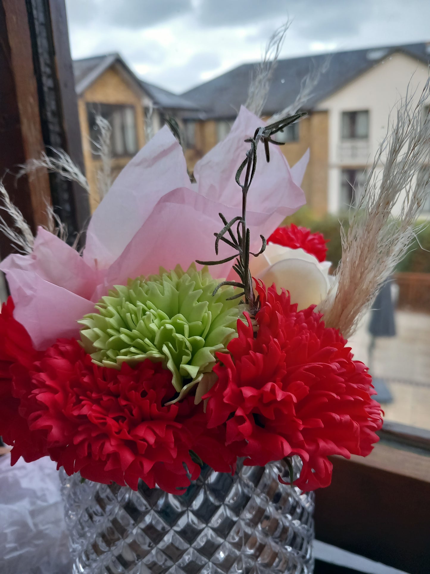 RED GREEN MIX  FLOWER SOAP IN GLASSWARE