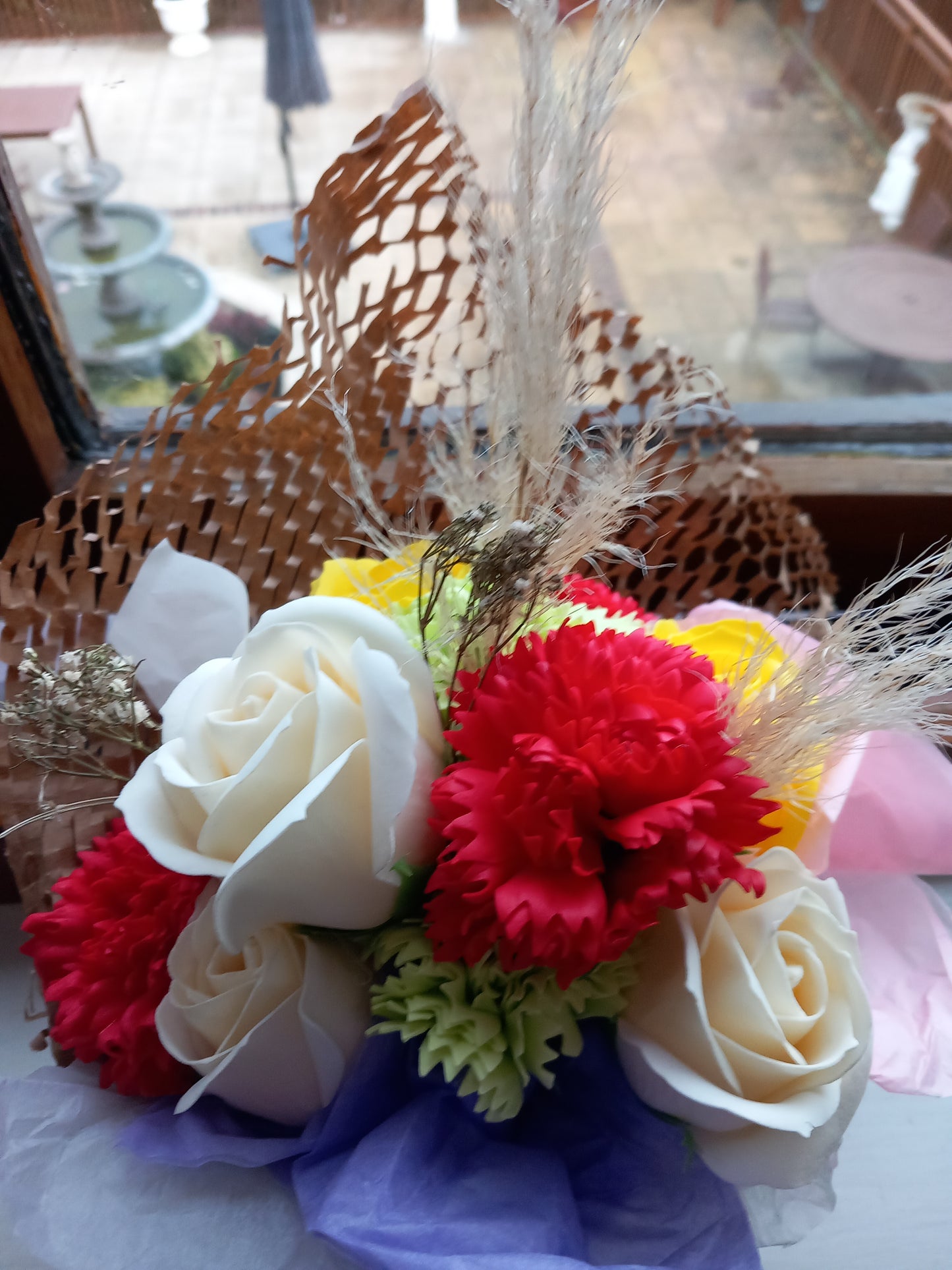 RED CARNATION MULTI COLOUR FLOWER SOAP MIXED ROSES IN GLASSWARE