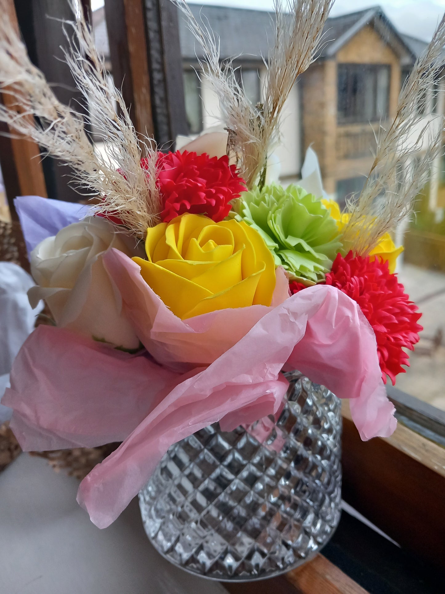 RED CARNATION MULTI COLOUR FLOWER SOAP MIXED ROSES IN GLASSWARE