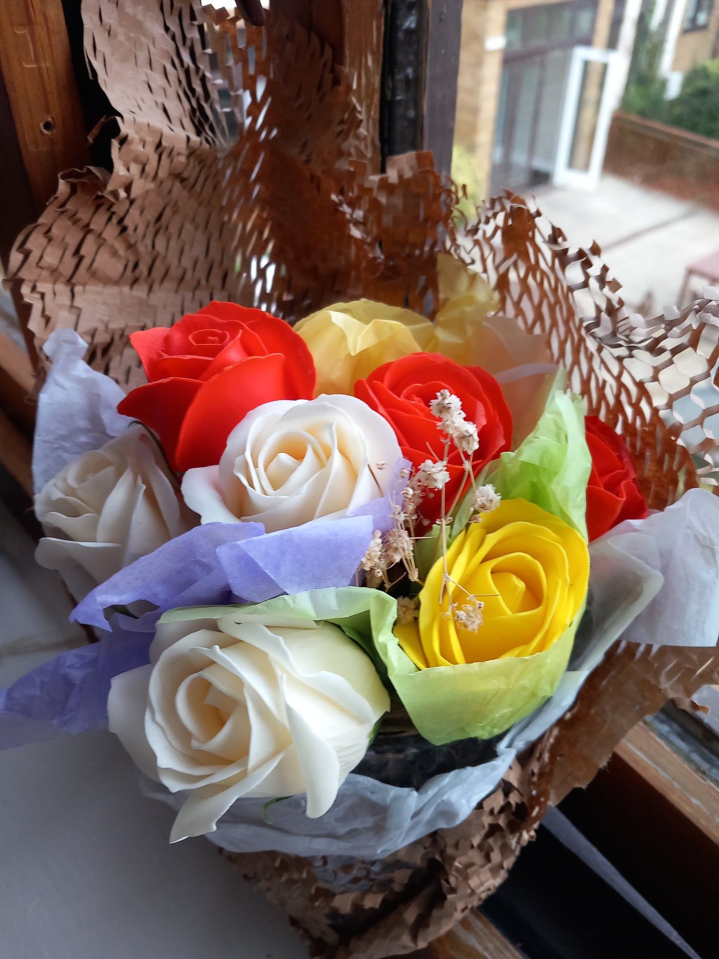 3 COLOUR ROSES FLOWER SOAP SUNSET ROSE MIX IN GLASSWARE