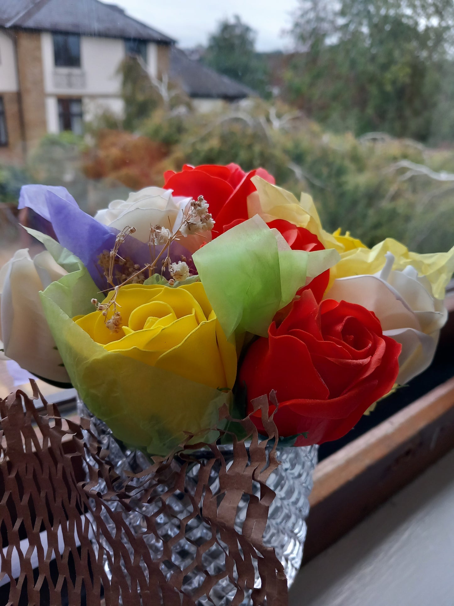 3 COLOUR ROSES FLOWER SOAP SUNSET ROSE MIX IN GLASSWARE