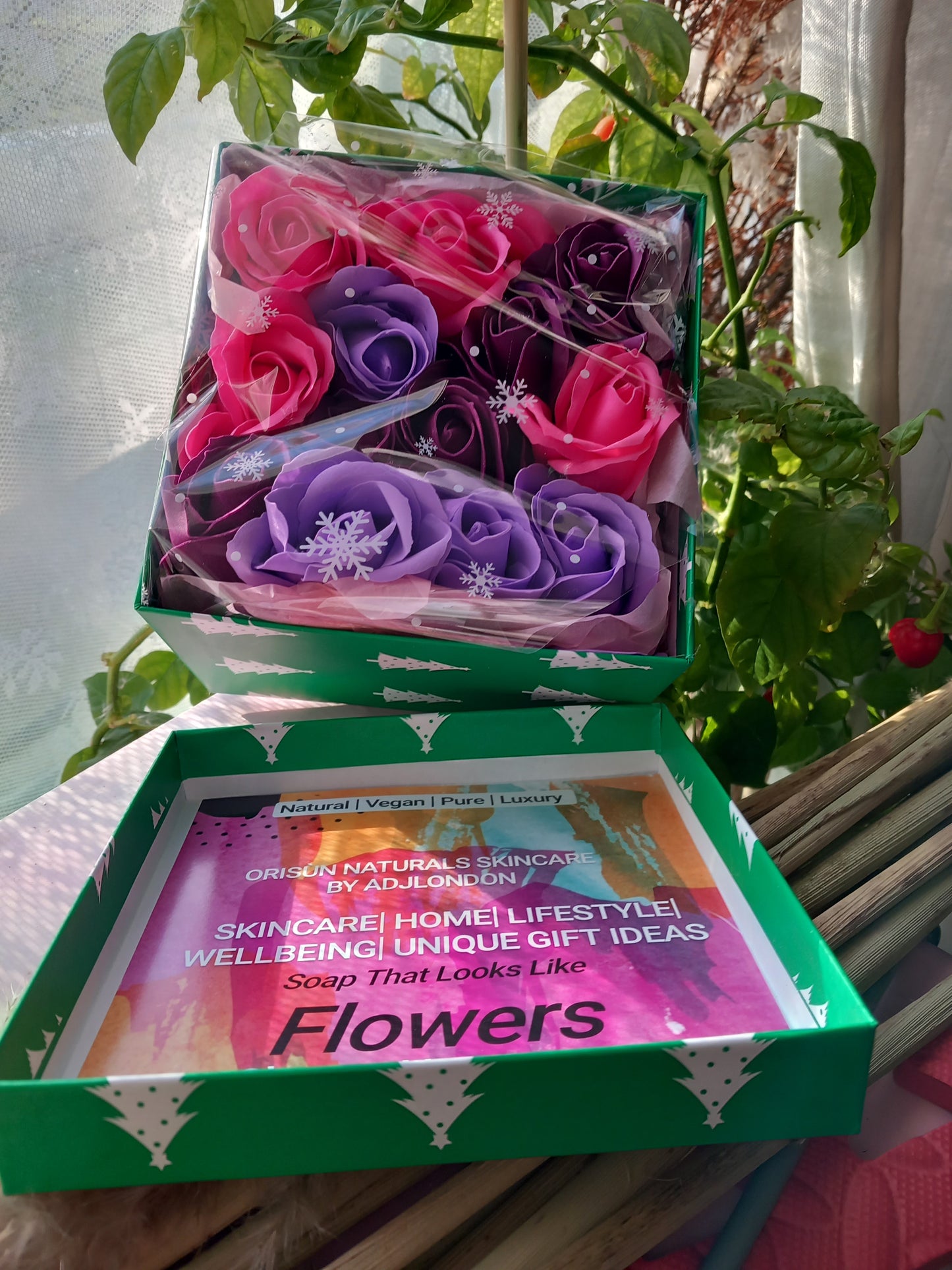 NO PRAMPRAS  PURPLE PINK LARGE ROSE HEADS FLOWER SOAP IN GREEN DISPLAY BOX