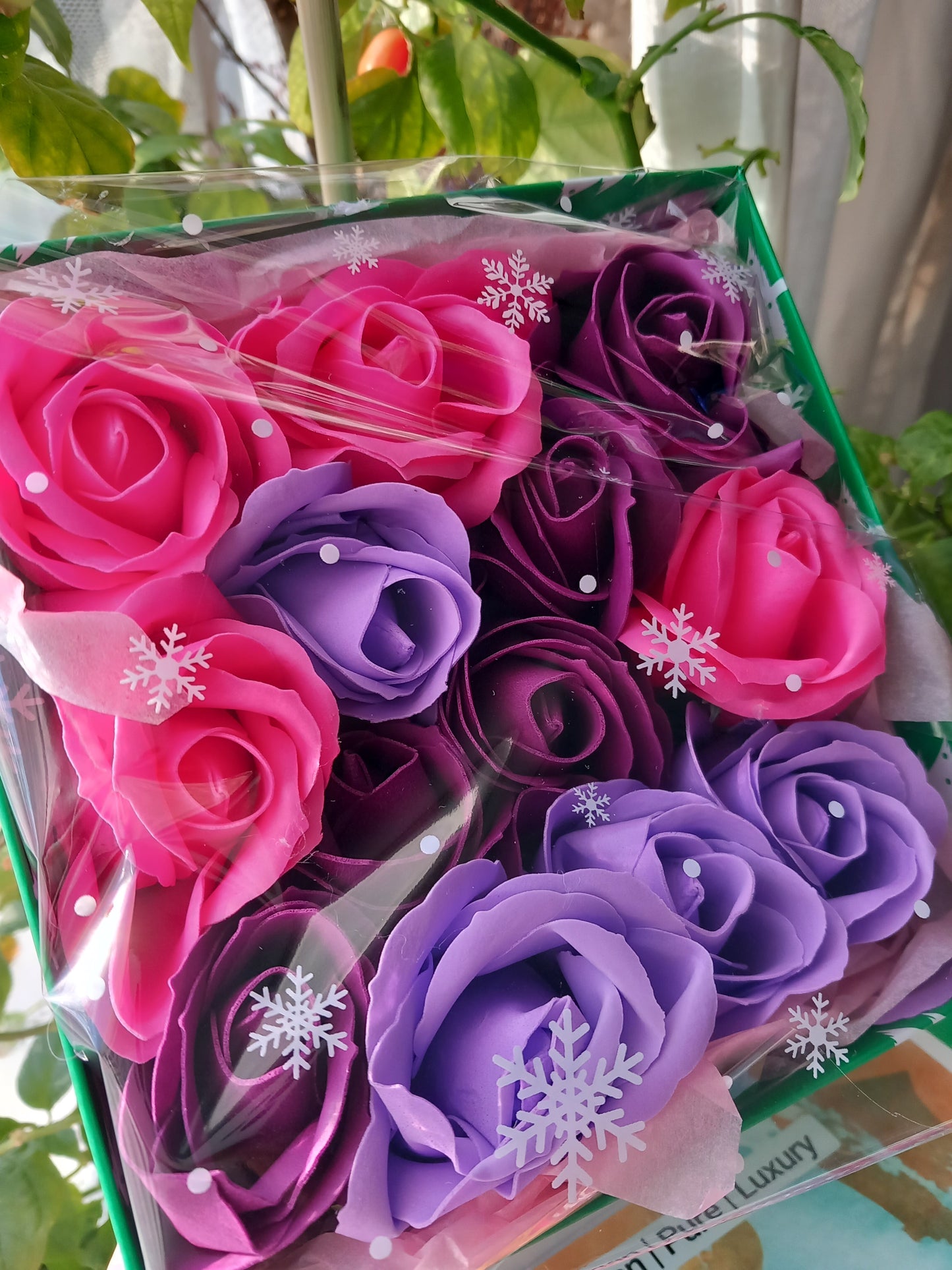 NO PRAMPRAS  PURPLE PINK LARGE ROSE HEADS FLOWER SOAP IN GREEN DISPLAY BOX