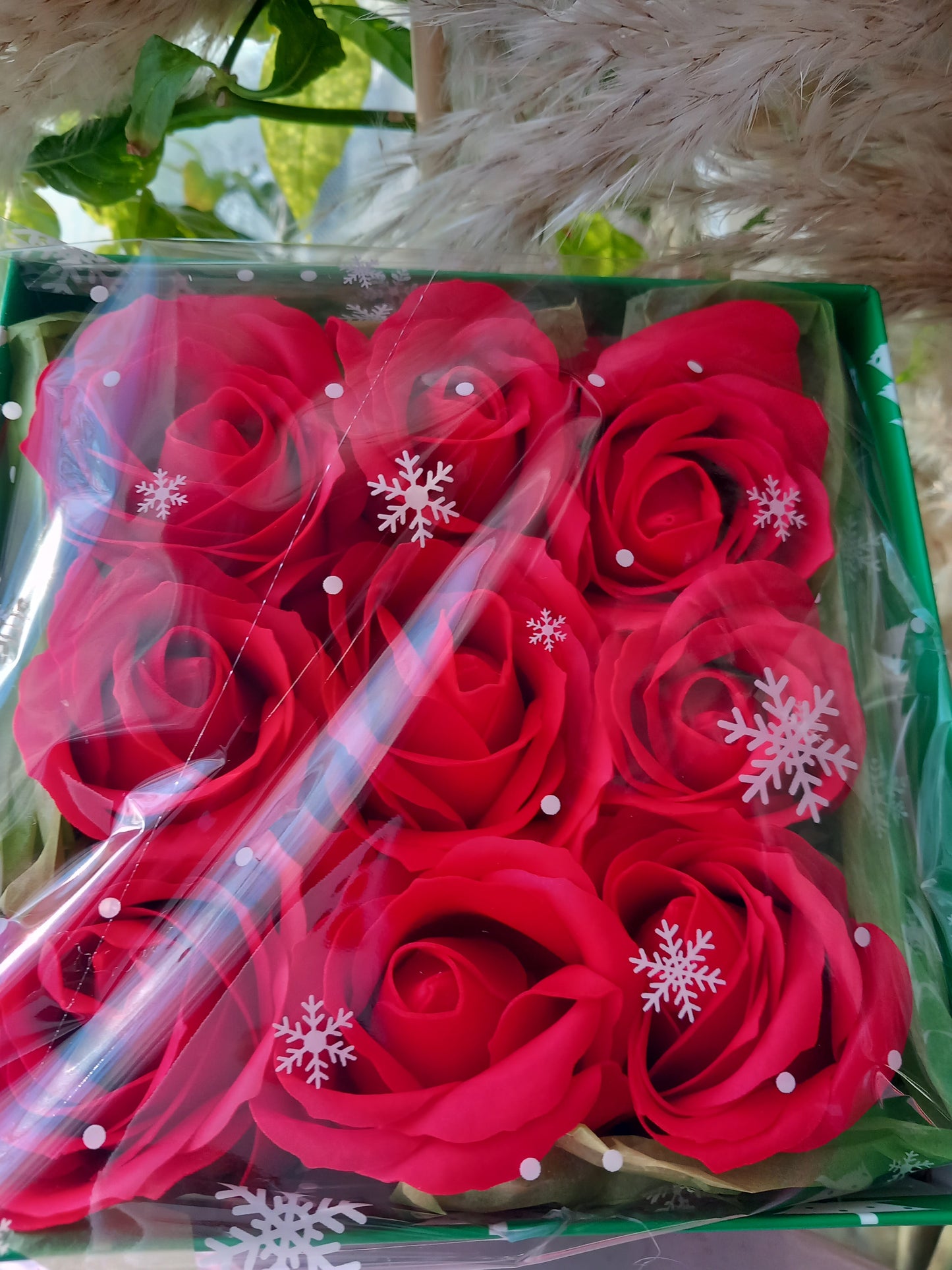 NO PRAMPRAS LARGE RED ROSE HEADS FLOWER SOAP IN GREEN DISPLAY BOX