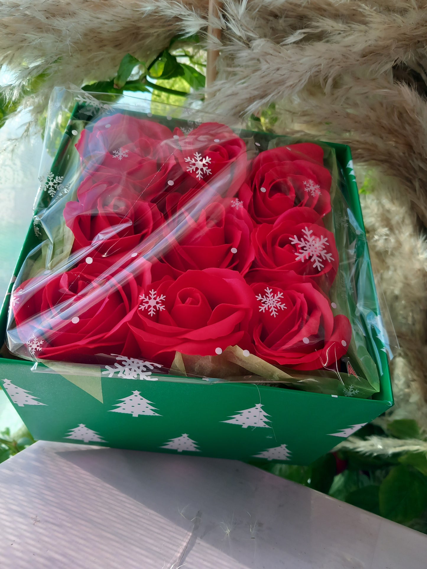 NO PRAMPRAS LARGE RED ROSE HEADS FLOWER SOAP IN GREEN DISPLAY BOX