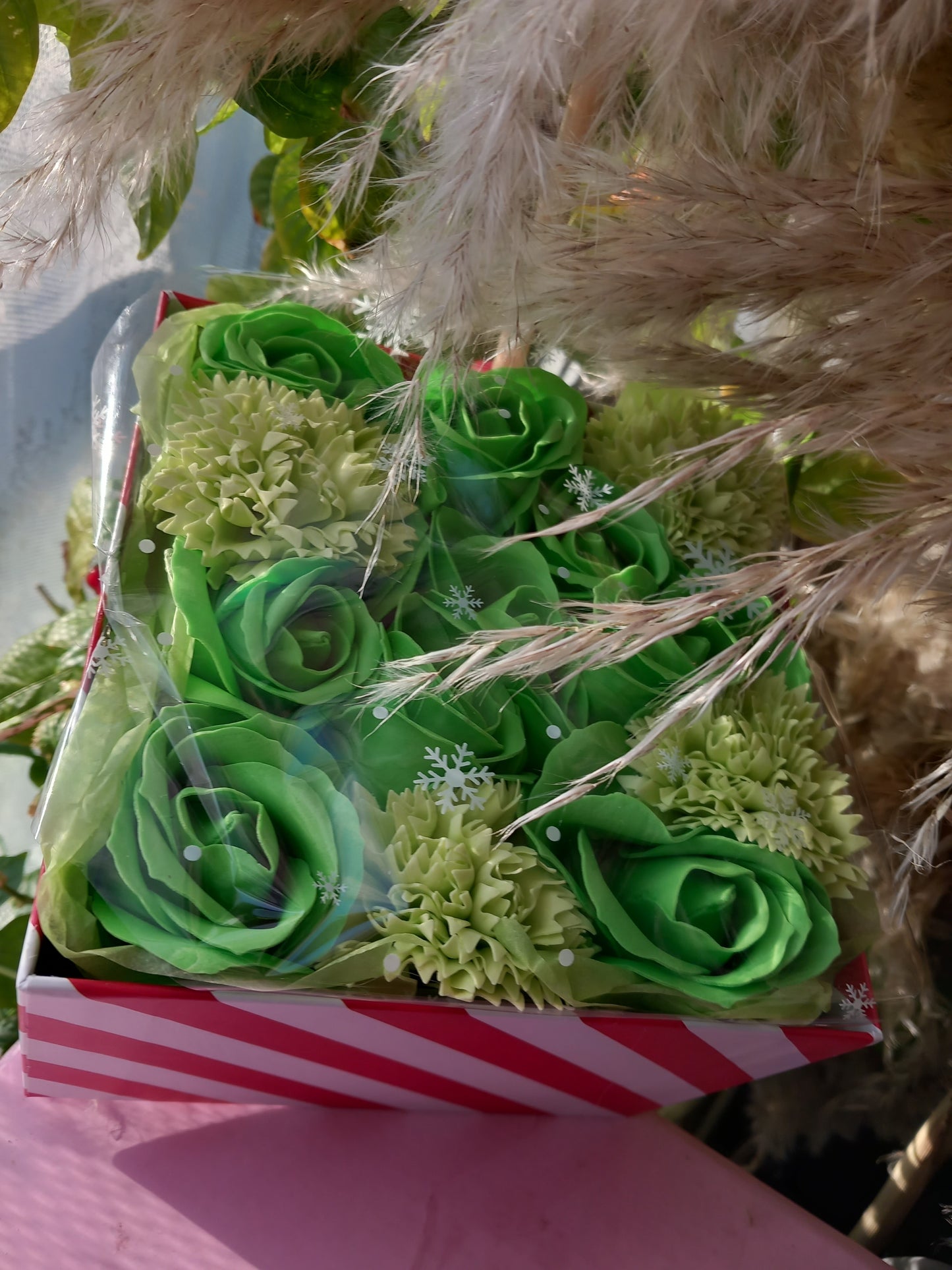 ALL SHADES GREEN ROSE HEADS  CARNATIONS FLOWER SOAP IN CANDY CANE COLOUR DISPLAY BOX