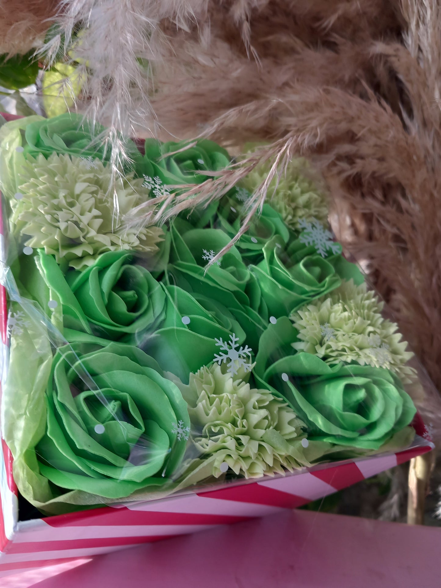 ALL SHADES GREEN ROSE HEADS  CARNATIONS FLOWER SOAP IN CANDY CANE COLOUR DISPLAY BOX