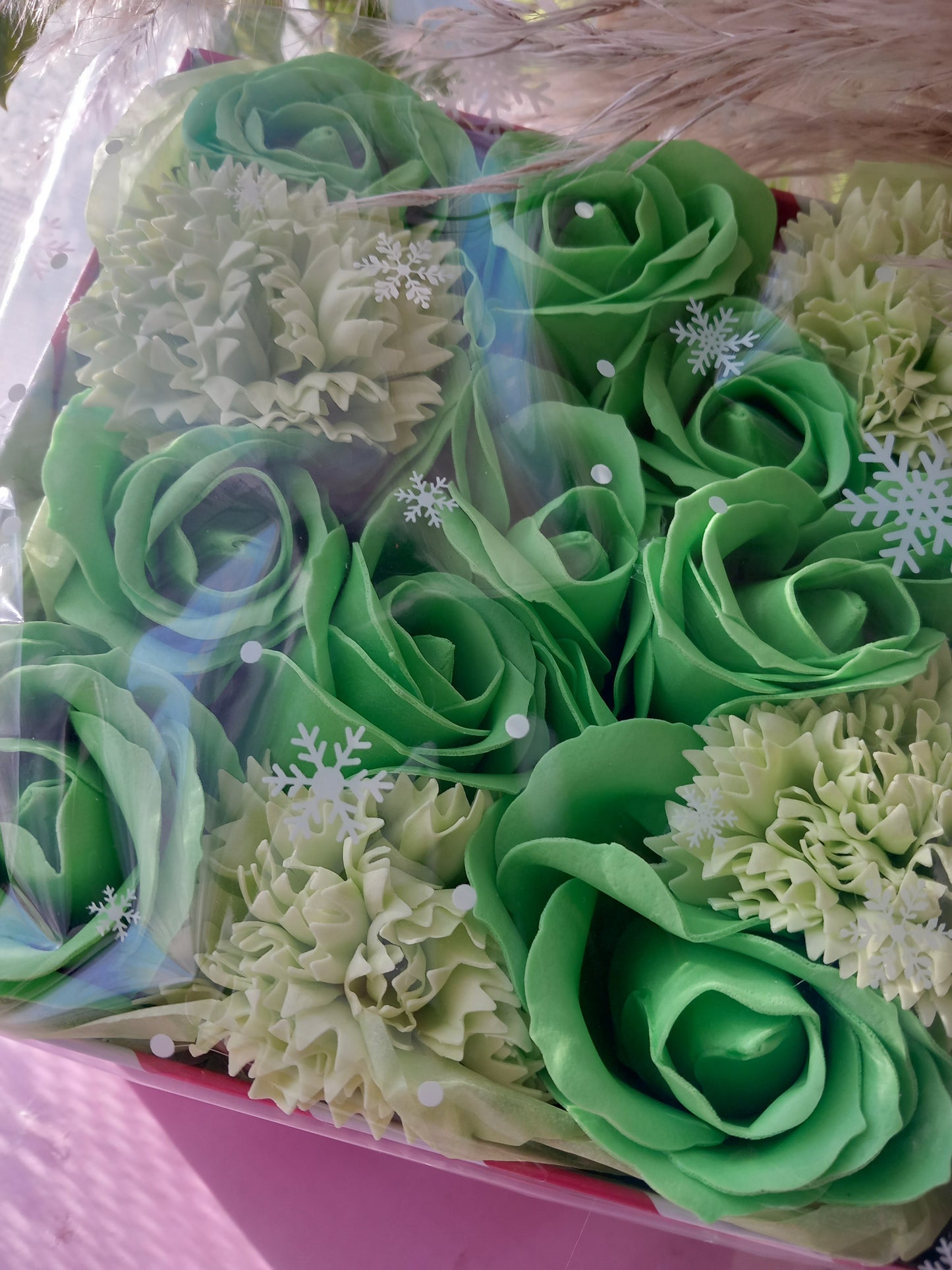 ALL SHADES GREEN ROSE HEADS  CARNATIONS FLOWER SOAP IN CANDY CANE COLOUR DISPLAY BOX