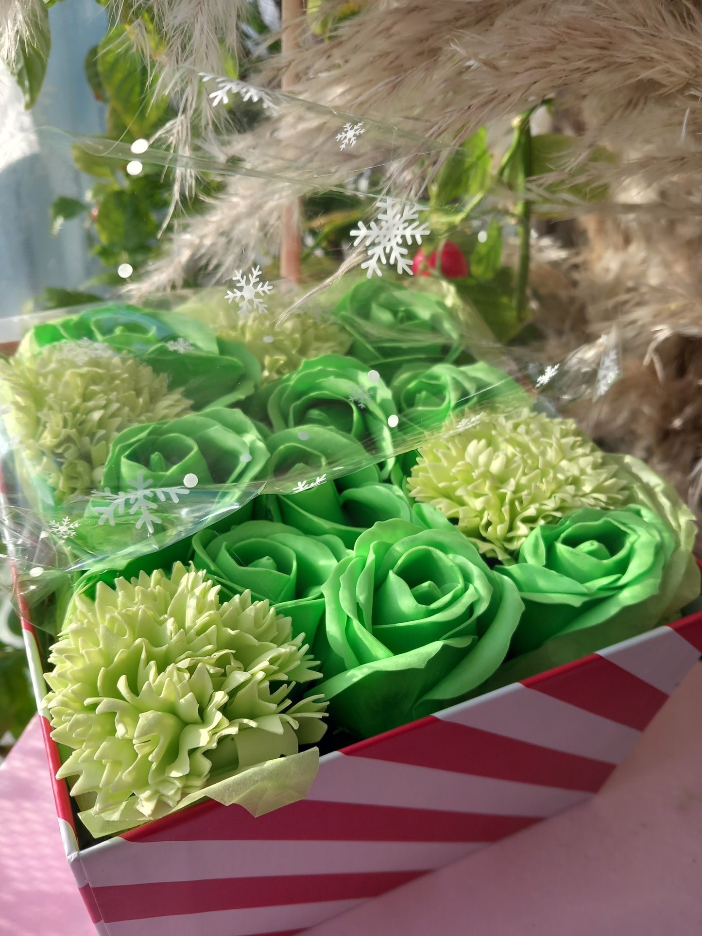 ALL SHADES GREEN ROSE HEADS  CARNATIONS FLOWER SOAP IN CANDY CANE COLOUR DISPLAY BOX