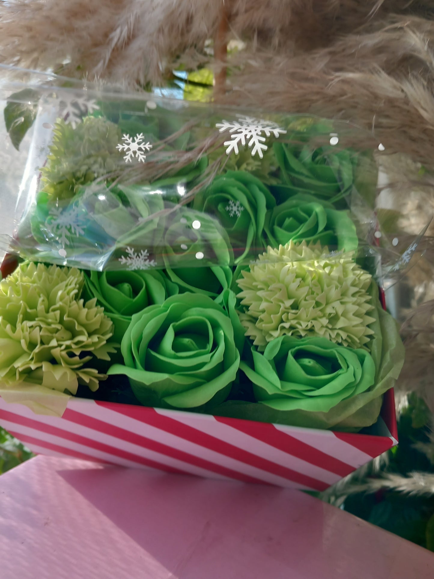 ALL SHADES GREEN ROSE HEADS  CARNATIONS FLOWER SOAP IN CANDY CANE COLOUR DISPLAY BOX