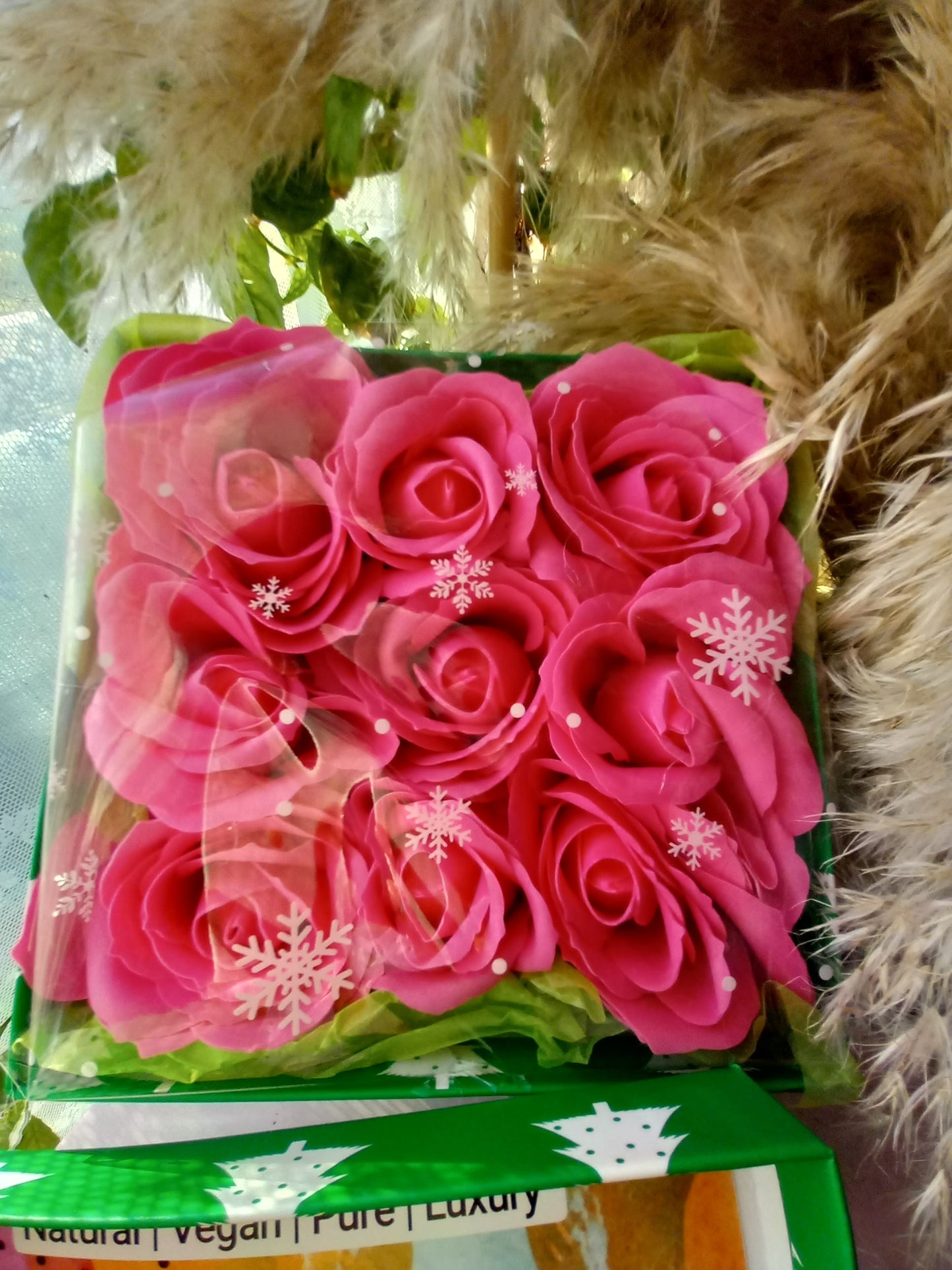 NO PRAMPRAS  LARGE PINK ROSE HEADS FLOWER SOAP IN GREEN DISPLAY BOX