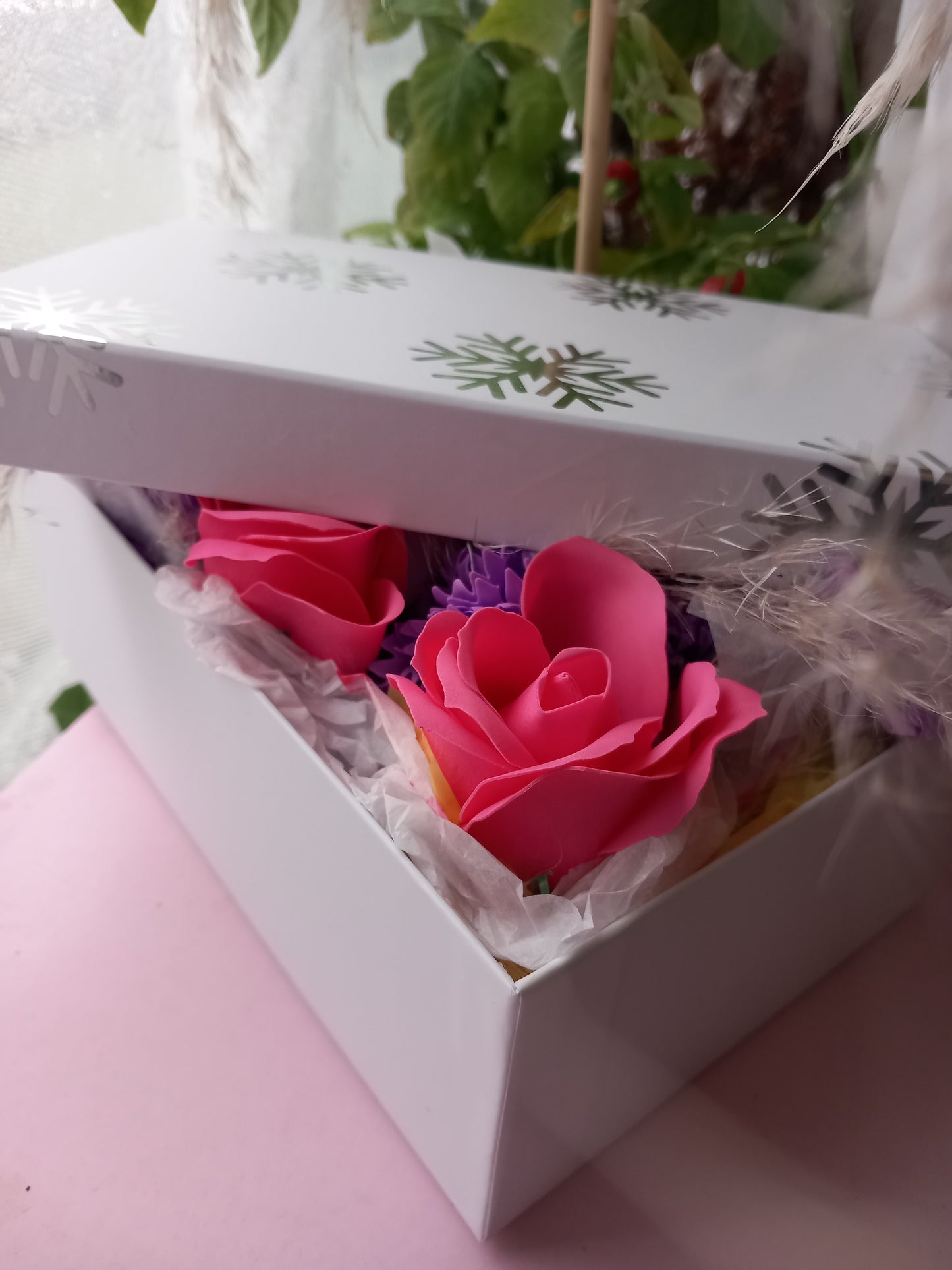 FLOWER SOAP IN WHITE DISPLAY BOX