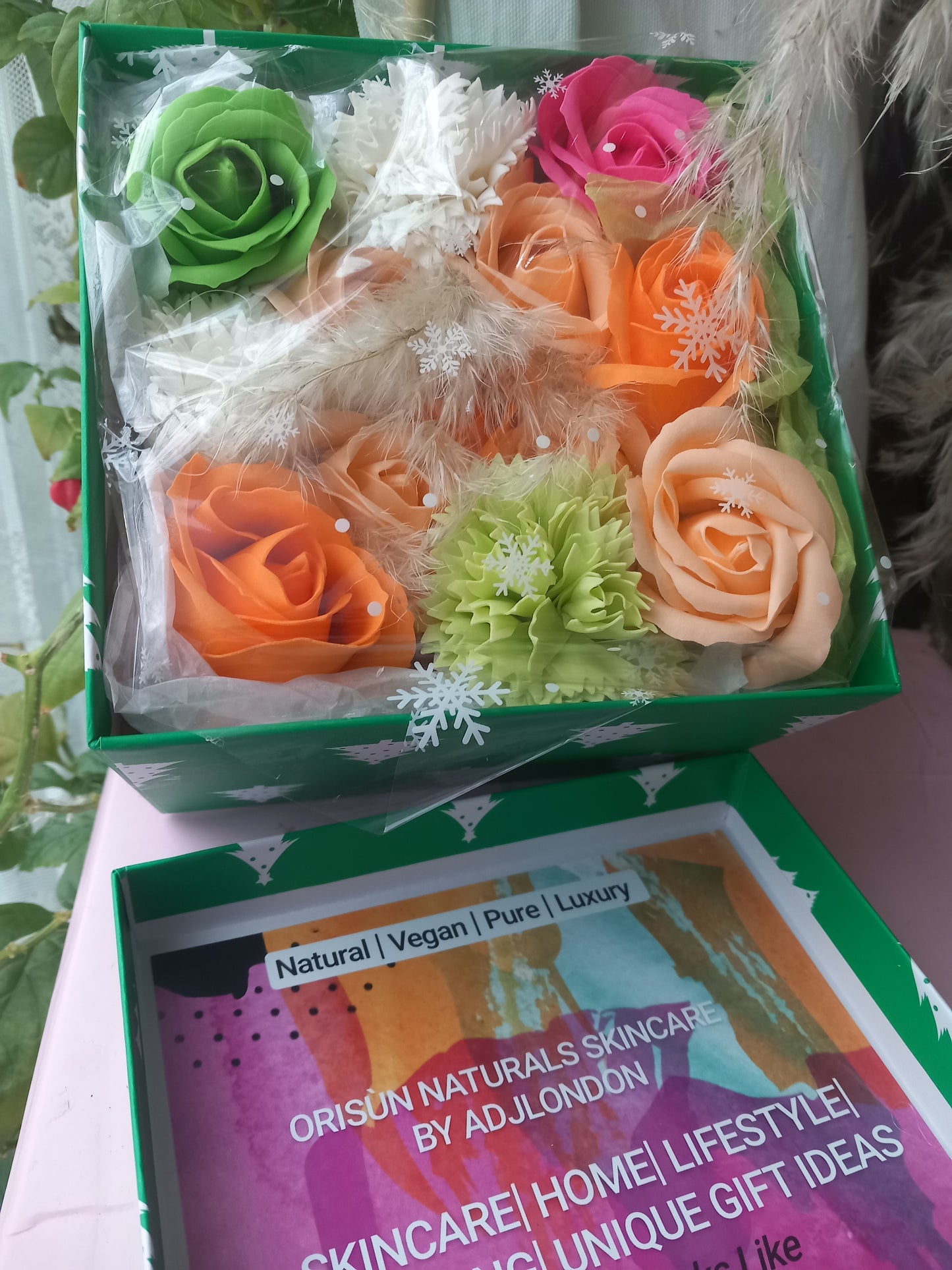 PEACHY SHADE MIX GREEN FLOWER SOAP IN GREEN DISPLAY BOX