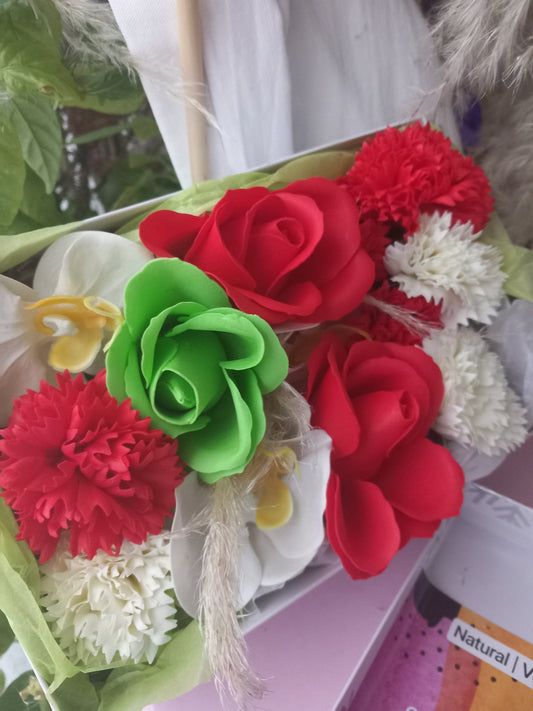 RAD GREEN MIX WHITE FLOWER SOAP IN WHITE DISPLAY BOX